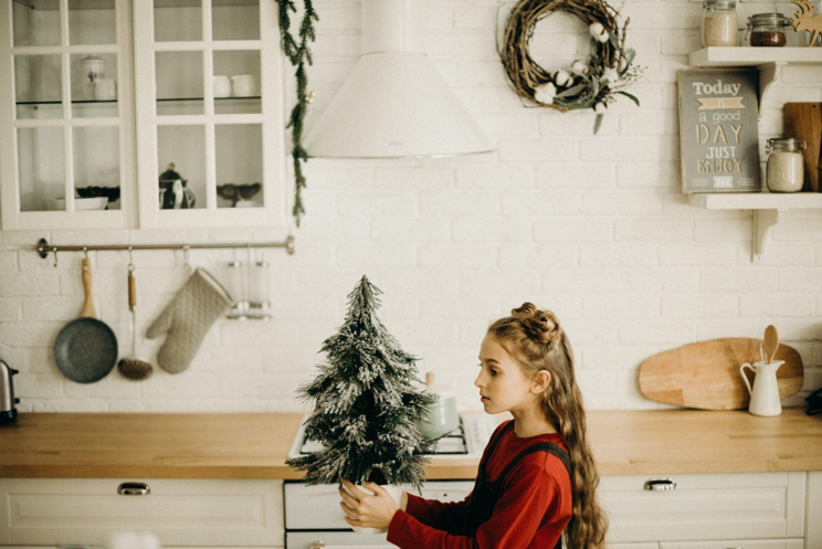 From Real to Artificial Christmas Trees: The Shift in the Holiday Decorating Trend!